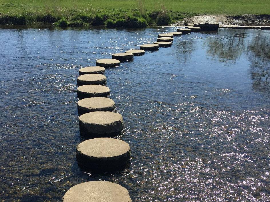 Die Psychologischen Beratungsstellen der EFL wollen "Trittsteine" für die Menschen auf ihrem Weg sein (Symbolfoto: Pixabay)