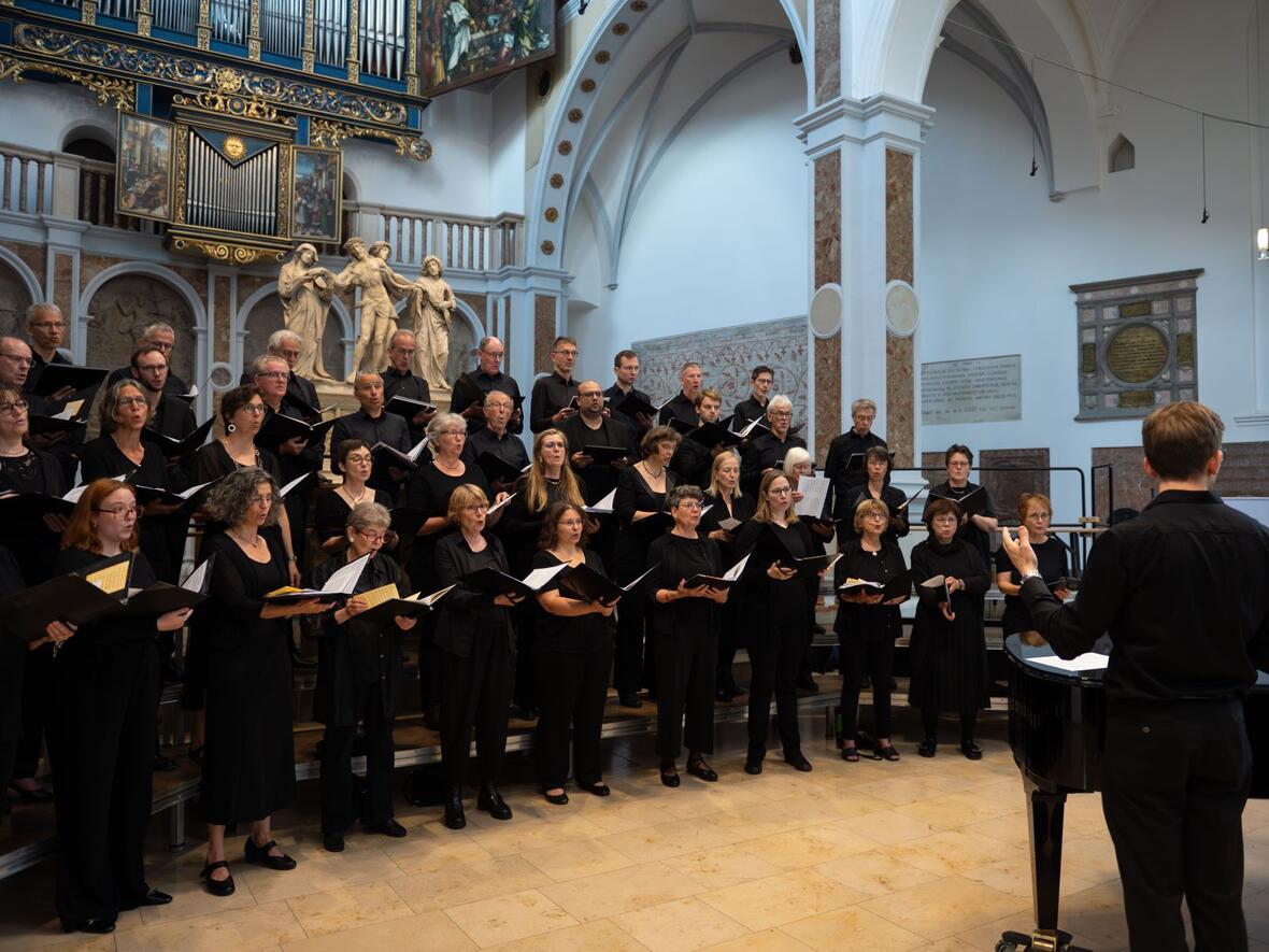 Der Madrigalchor bei St. Anna gestaltete gemeinsam mit dem Dekanatsposaunenchor den Gottesdienst.