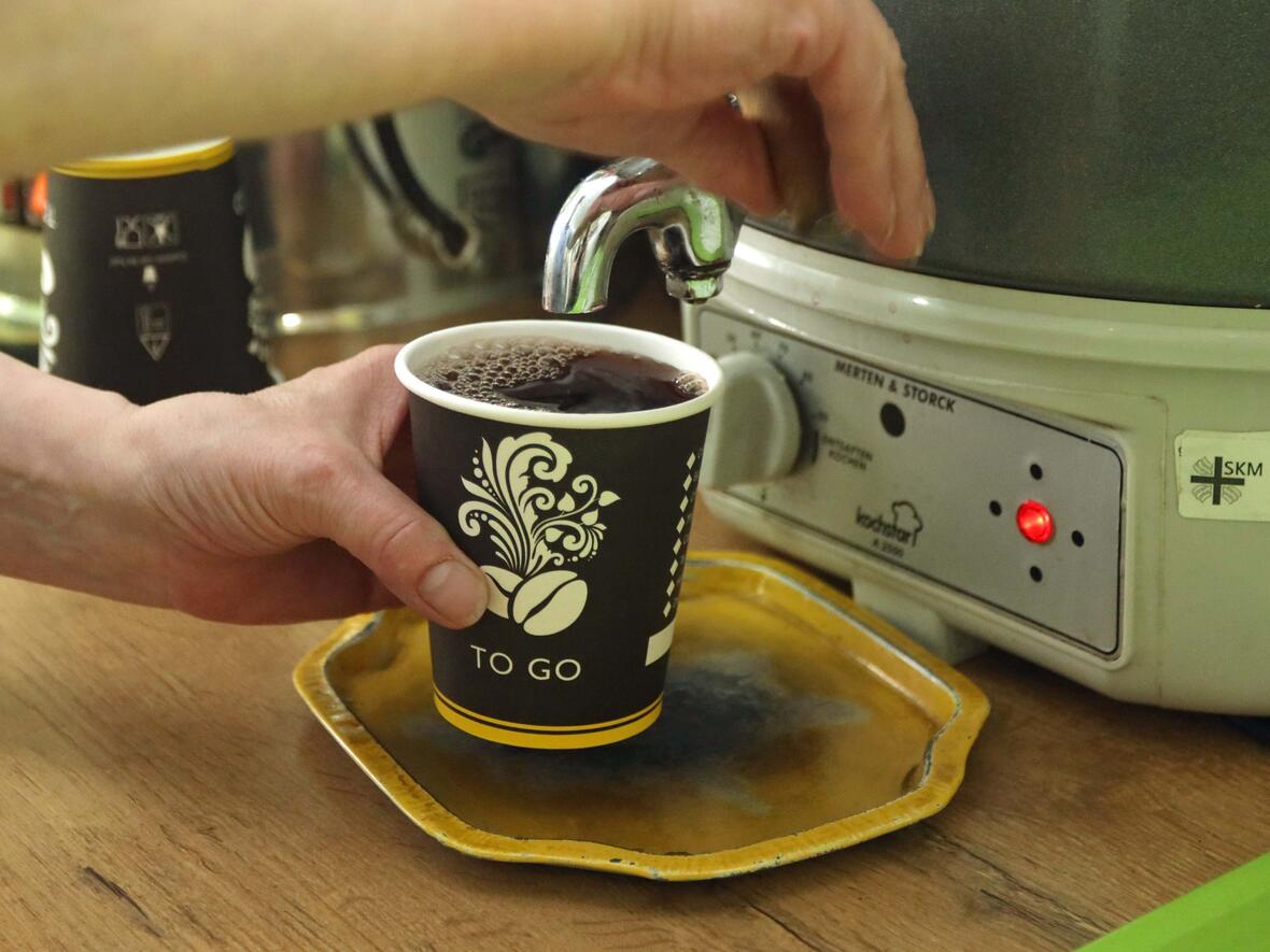 Kaffeeausschank in der Wärmestube. (Foto: Annette Zoepf / SKM Augsburg)