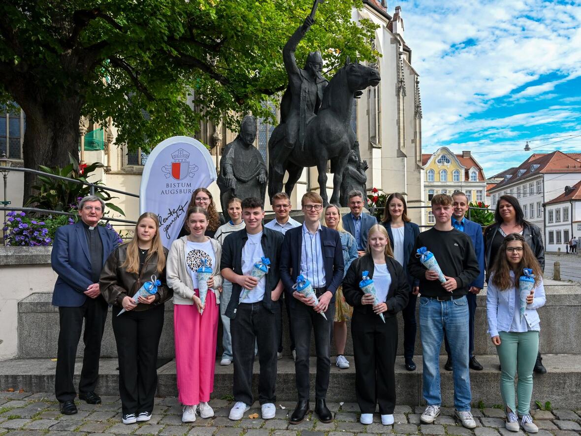 Unter der Obhut der Bistumspatrone: Die neuen Auszubildenden mit dem stellvertretenden Generalvikar Walter Schmiedel und dem Ausbildungspersonal des Ordinariats (Foto: Julian Schmidt / pba) 