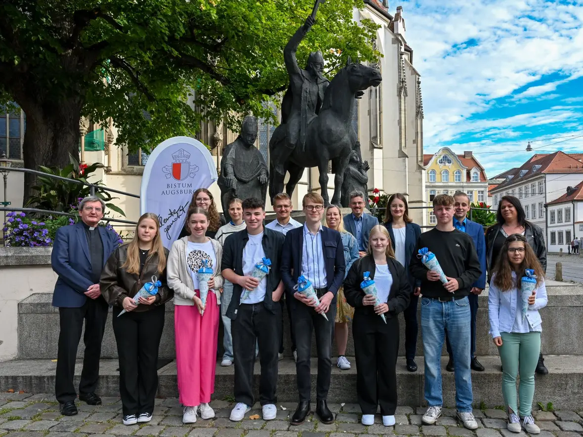 Unter der Obhut der Bistumspatrone: Die neuen Auszubildenden mit dem stellvertretenden Generalvikar Walter Schmiedel und dem Ausbildungspersonal des Ordinariats (Foto: Julian Schmidt / pba) 