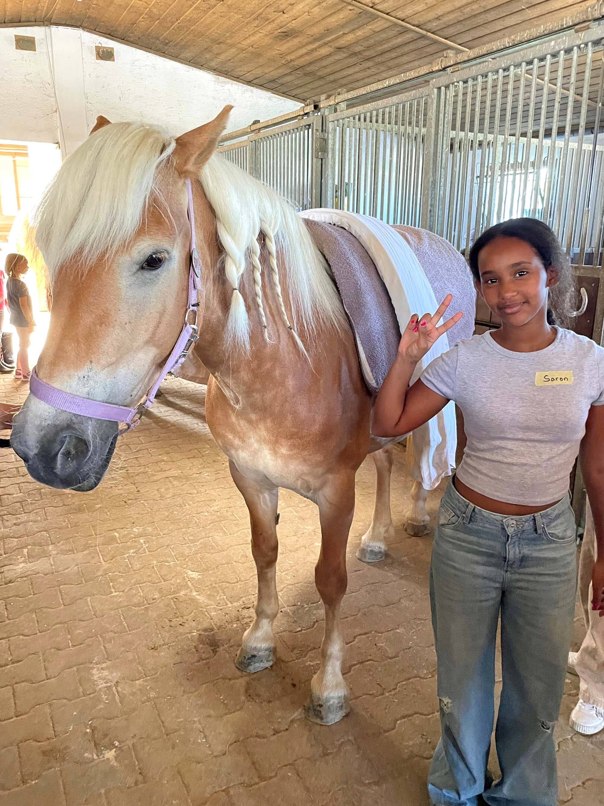 Kind mit Haflinger (Foto Isabella Wlossek_Caritas Augsburg)