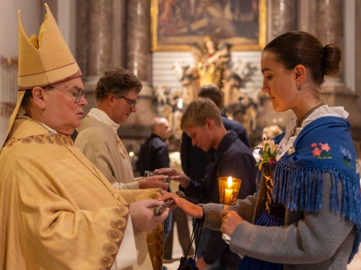 Im Anschluss an den Gottesdienst konnten die Gläubigen die Magnusreliquien berühren.