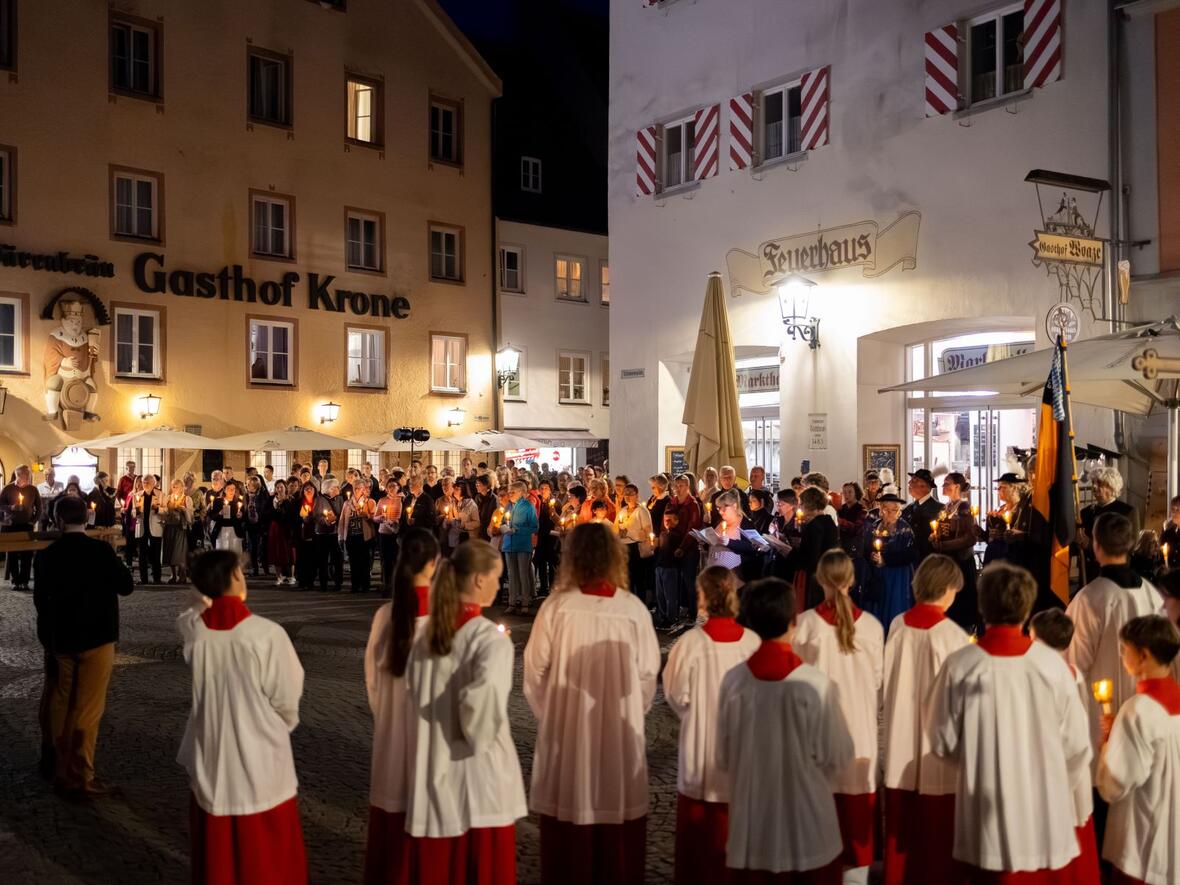 Hunderte Menschen nahmen an der Lichterprozession durch die Altstadt teil.