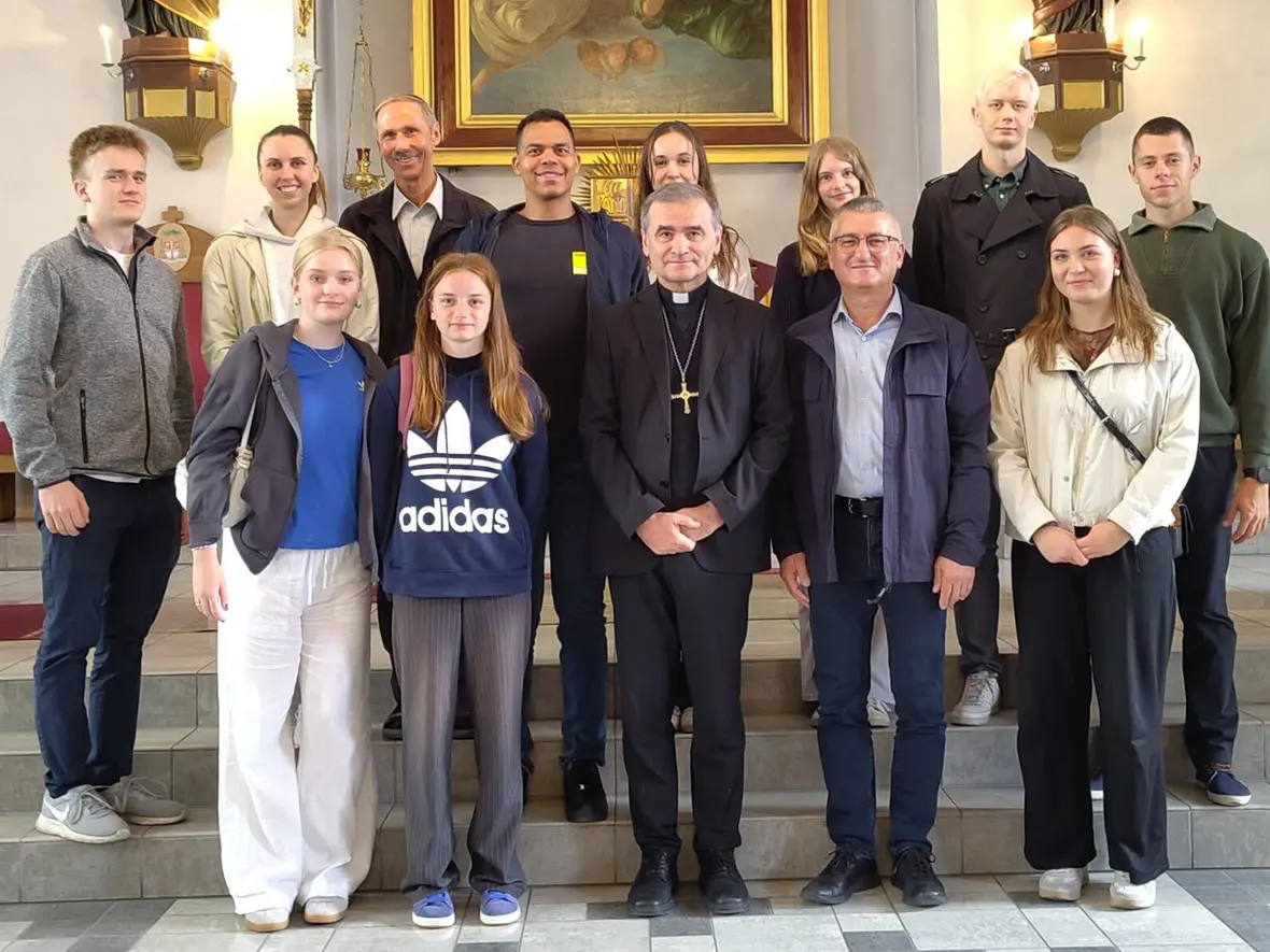 Bischof Jourdan mit Jugendlichen aus Augsburg und Anton Stegmair (vorne, Zweiter von rechts) und Pfarrer Siegbert Schindele (hinten, Dritter von links). (Fotos: Anton Stegmair)