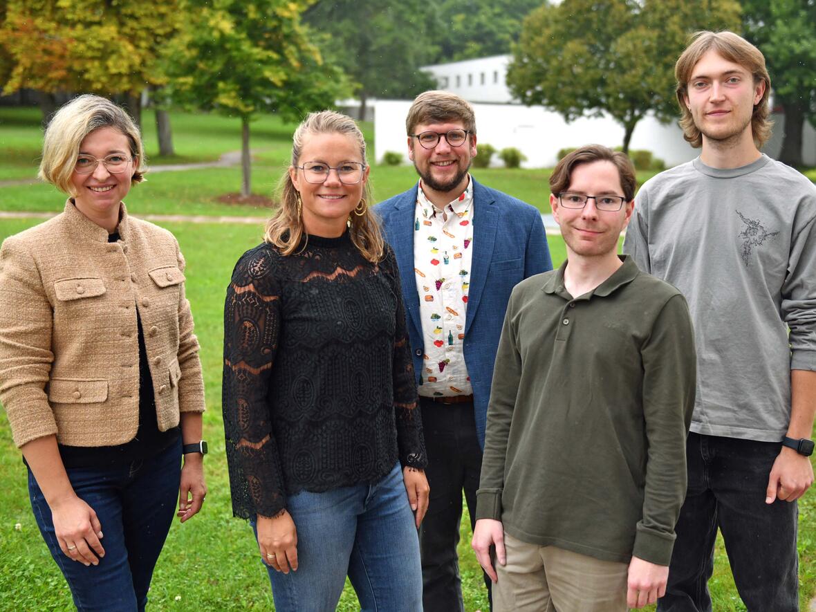 Neue Religionslehrkräfte i. K. für Realschulen, Wirtschaftsschulen, Gymnasien und Berufliche Schulen, zusammen mit Seminarleiter Hans-Christian Richter (Mitte).