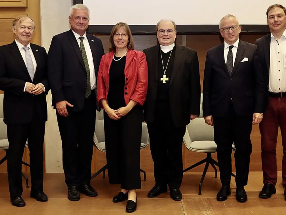 Symposium in Berlin erinnert an 60 Jahre deutsch-polnischen Briefwechsel (von links): Botschafter a. D. Rolf Nikel, Vizepräsident der Deutschen Gesellschaft für Auswärtige Politik (DGAP), Knut Abraham MdB, Koordinator für die deutsch-polnische zwischengesellschaftliche und grenznahe Zusammenarbeit, Moderatorin Prof. Dr. Andrea Gawrich (Justus-Liebig-Universität Gießen), Bischof Bertram als Vorsitzender der DBK-Kommission Weltkirche, Jan Tombiński, Geschäftsträger ad interim der Republik Polen in der Bundesrepublik Deutschland und Dr. habil. Robert Żurek, Geschäftsführender Vorstand der Stiftung Kreisau für Europäische Verständigung. (Fotos: DBK / Marko Orlovic)