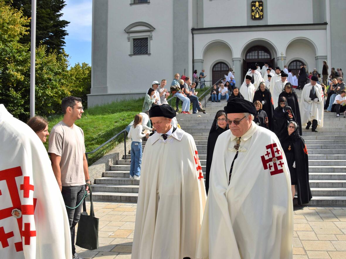Bodenseetreffen des Ritterordens vom Heiligen Grab zu Jerusalem: Die nur bei offiziellen Anlässen getragenen weißen Mäntel mit rotem Ordenskreuz der Ritter und die schwarzen der Ordensdamen boten den Passanten vor der Basilika St. Lorenz einen seltenen Anblick. (Fotos: Sabine Verspohl-Nitsche / pdke)