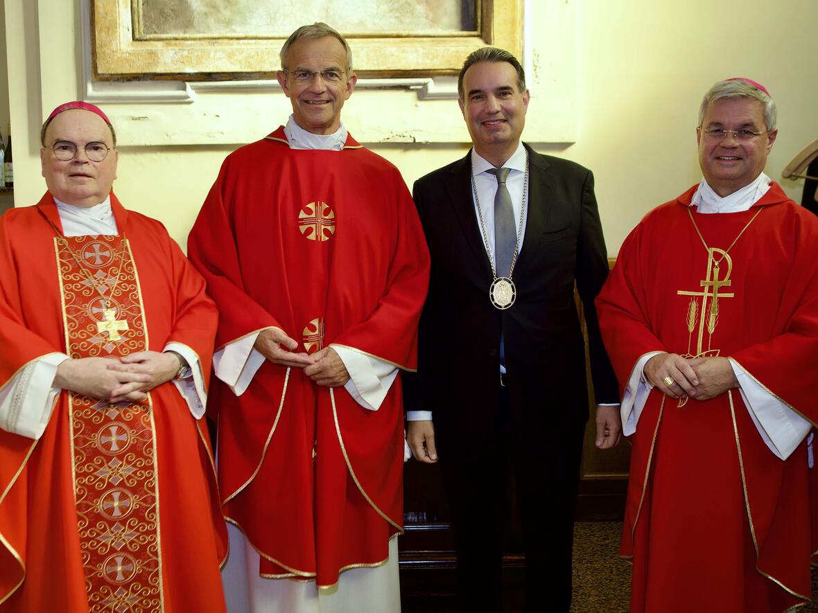 Bischof Bertram mit dem neuen Rektor Prälat Dr. Peter Klasvogt, dem Camerlengo der Erzbruderschaft, Franco Reale, und dem Paderborner Erzbischof Dr. Udo Markus Bentz (v. l., Foto: Matthias Kopp/DBK).