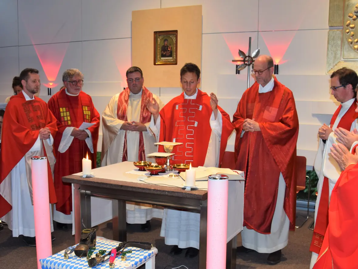 In einem Gottesdienst wurde der neue Jugendpfarrer der Jugendstelle Kempten, Roland Kiechle, in sein neues Amt eingeführt. (Foto: Sabine Verspohl-Nitsche/pdke)