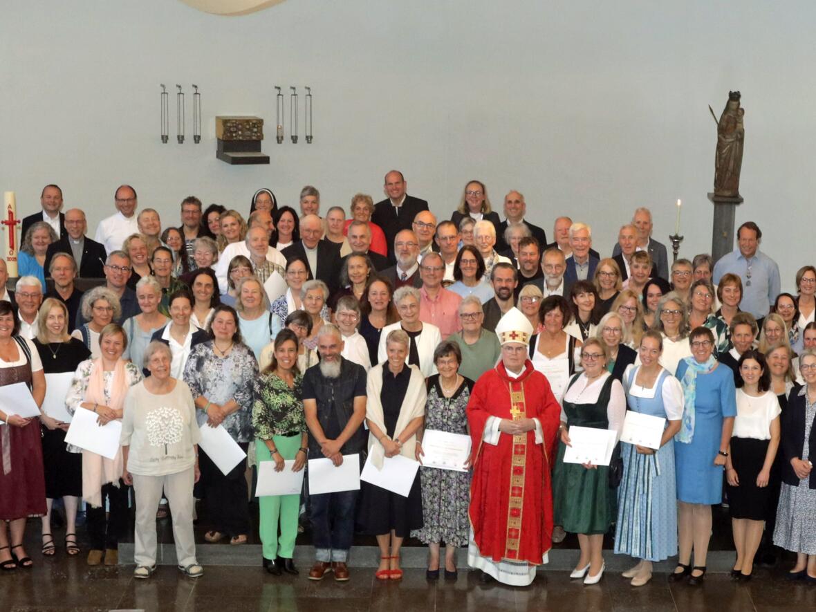 95 Männer und Frauen wurden nach einer zweieinhalbjährigen Ausbildung von Bischof Bertram ausgesandt. (Fotos: Annette Zoepf/pba)