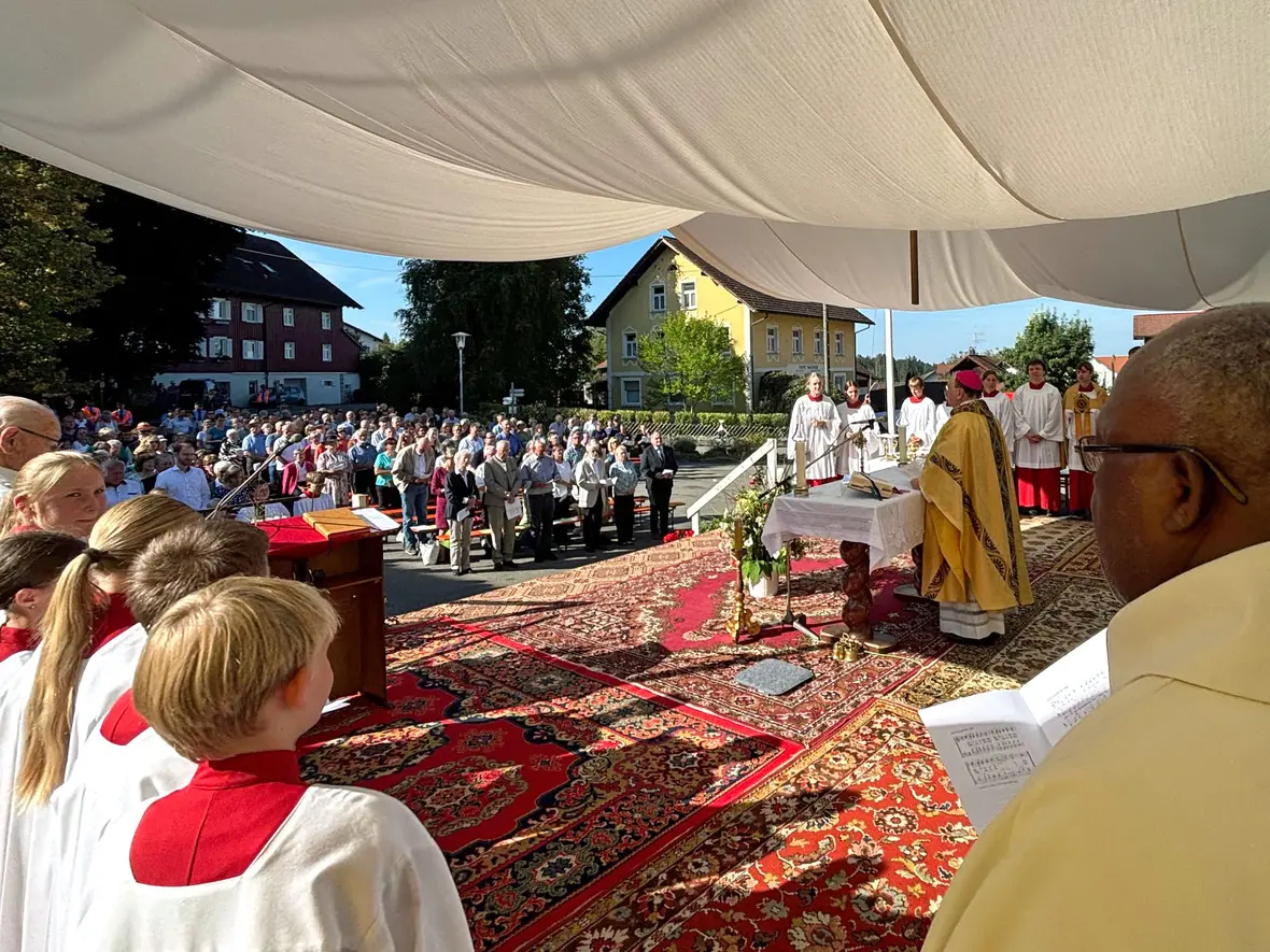 50 Jahre Dekanatswallfahrt nach Maria Thann: Festgottesdienst mit Bischof Bertram bei strahlendem Sonnenschein im Schatten der Wallfahrtskirche. (Foto: Daniela Lehner-Urban)