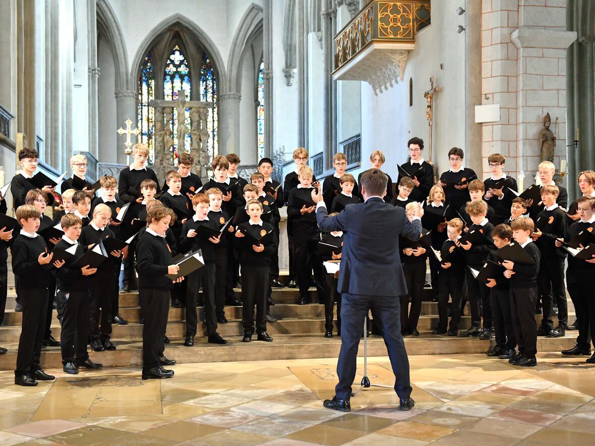 Der Karl-Kraft der Augsburger Domsingknaben stimmte die Zuhörer im Anschluss an den Auftakt durch das Ensemble AUXantiqua und die Grußworte von Bischof Bertram auf einen mehrstündigen Kulturgenuss ein. (Fotos: Nicolas Schnall / pba)