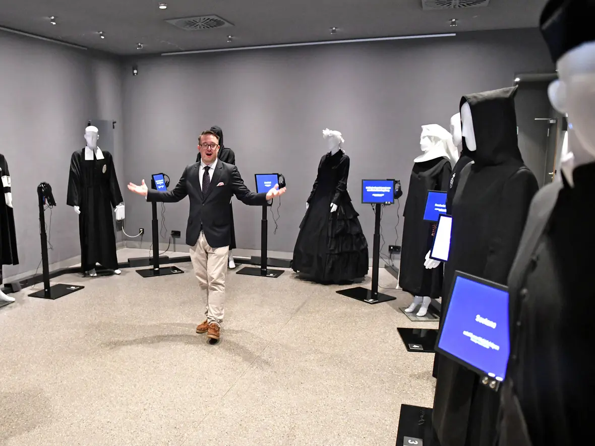 Museumsmitarbeiter Dr. Thomas Kieslinger führte als Kurator Medienvertreter durch die neue Sonderausstellung "Schwarz sehen" (Fotos: Nicolas Schnall / pba)