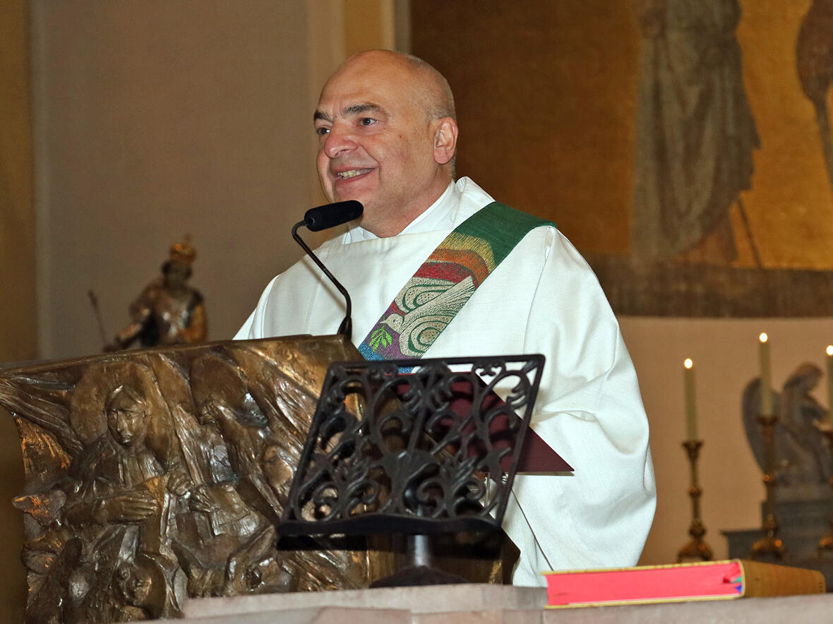 Diözesan-Caritasdirektor Diakon Markus Müller bei der Predigt in St. Jakob. (Fotos: Caritas Augsburg / Bernhard Gattner)