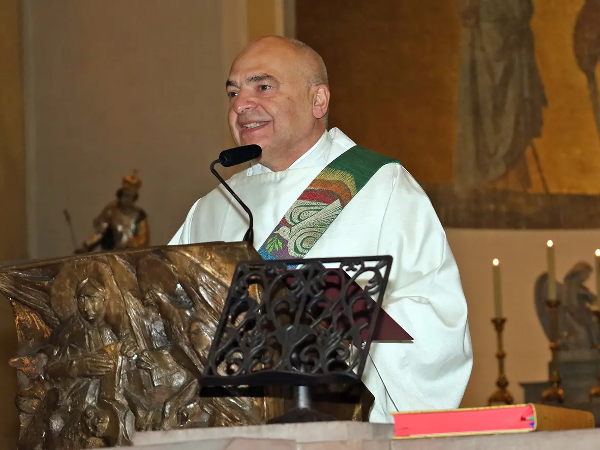 Diözesan-Caritasdirektor Diakon Markus Müller bei der Predigt in St. Jakob. (Fotos: Caritas Augsburg / Bernhard Gattner)
