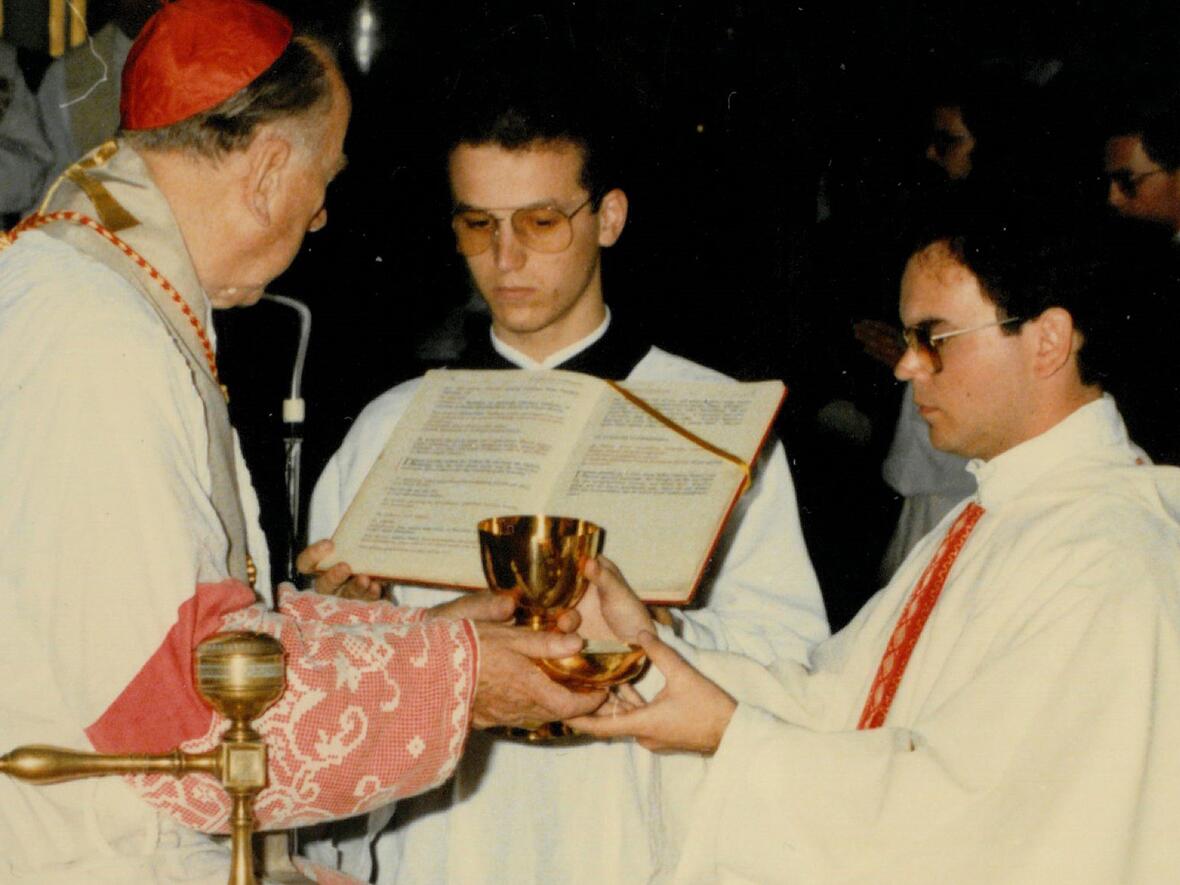 Vor 40 Jahren empfing Bertram Meier, heute Bischof von Augsburg, in Rom durch Kardinal Franz König die Priesterweihe. (Foto: privat)