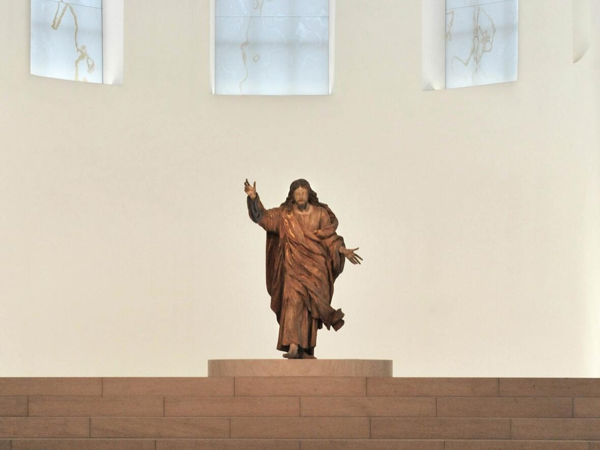 Der wiederkehrende Christus von Georg Petel in der Augsburger Moritzkirche ist für viele Menschen ein hoffnungsvolles Bild. (Foto: Nicolas Schnall / pba)