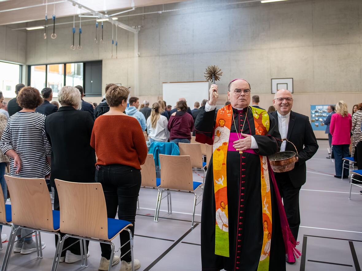 Bischof Bertram segnet den neuentstandenen Gebäudekomplex.