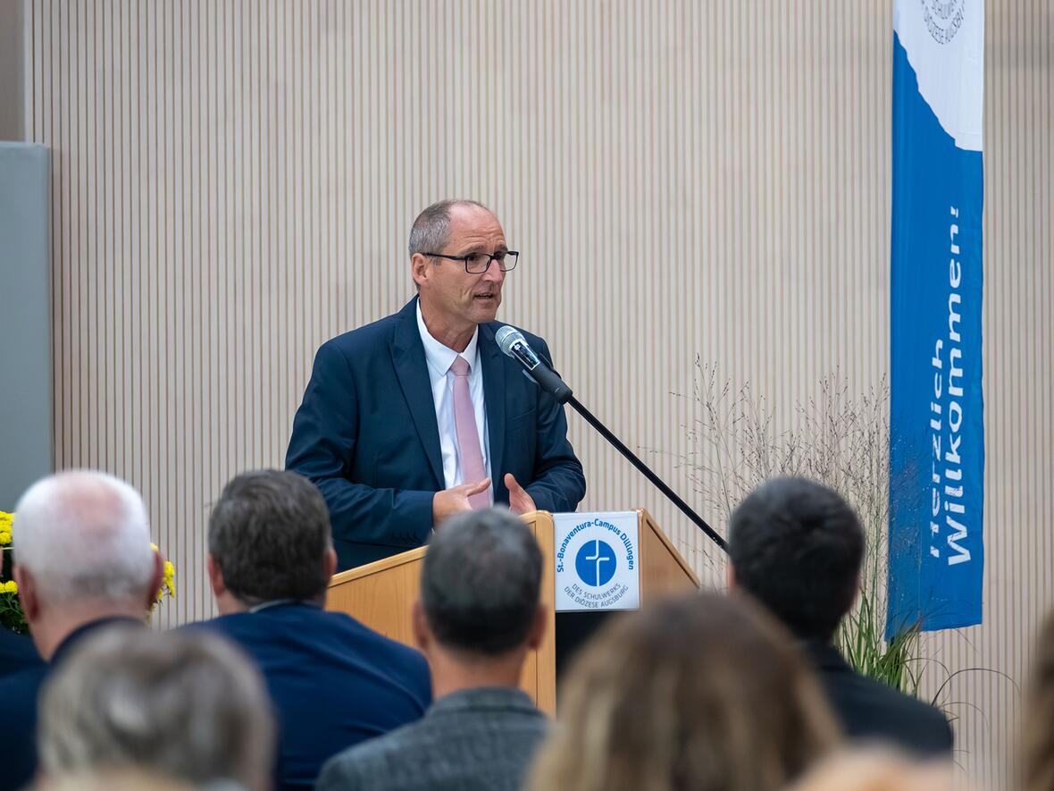Schulwerksdirektor Peter Kosak erzählte von den schwierigen Bedingungen, unter denen der Campus entstand.