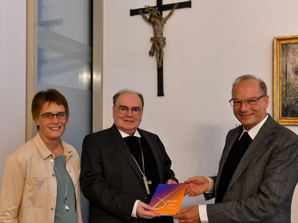 (v.l.) Fachreferentin Birgit Oberhofer, Bischof Dr. Bertram Meier und Pfarrer Dr. Christian Hartl mit dem neuen Themenheft der "Exerzitien im Alltag" (Foto: Julian Schmidt / pba)