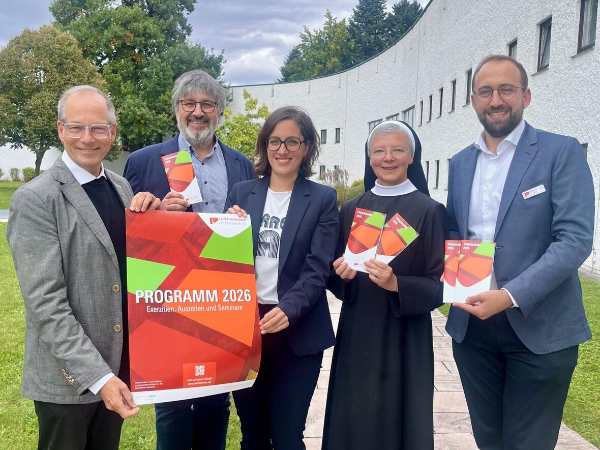 (v.l.) Exerzitienhaus-Direktor Pfarrer Dr. Christian Hartl, Referent Thomas Lechner, Referentin Dr. Daniela Kaschke, Referentin Sr. Martha Lang OSF und Geschäftsführer Florian Reitemann (Foto: Exerzitienhaus St. Paulus)