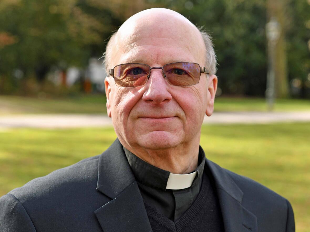 Domvikar Dr. Ernst Freiherr von Castell, Leiter der Stabsstelle Kirchenrecht im Bistum Augsburg, informiert über die kirchenrechtlichen Besonderheiten der Einführungssakramente. (Foto: Nicolas Schnall / pba)
