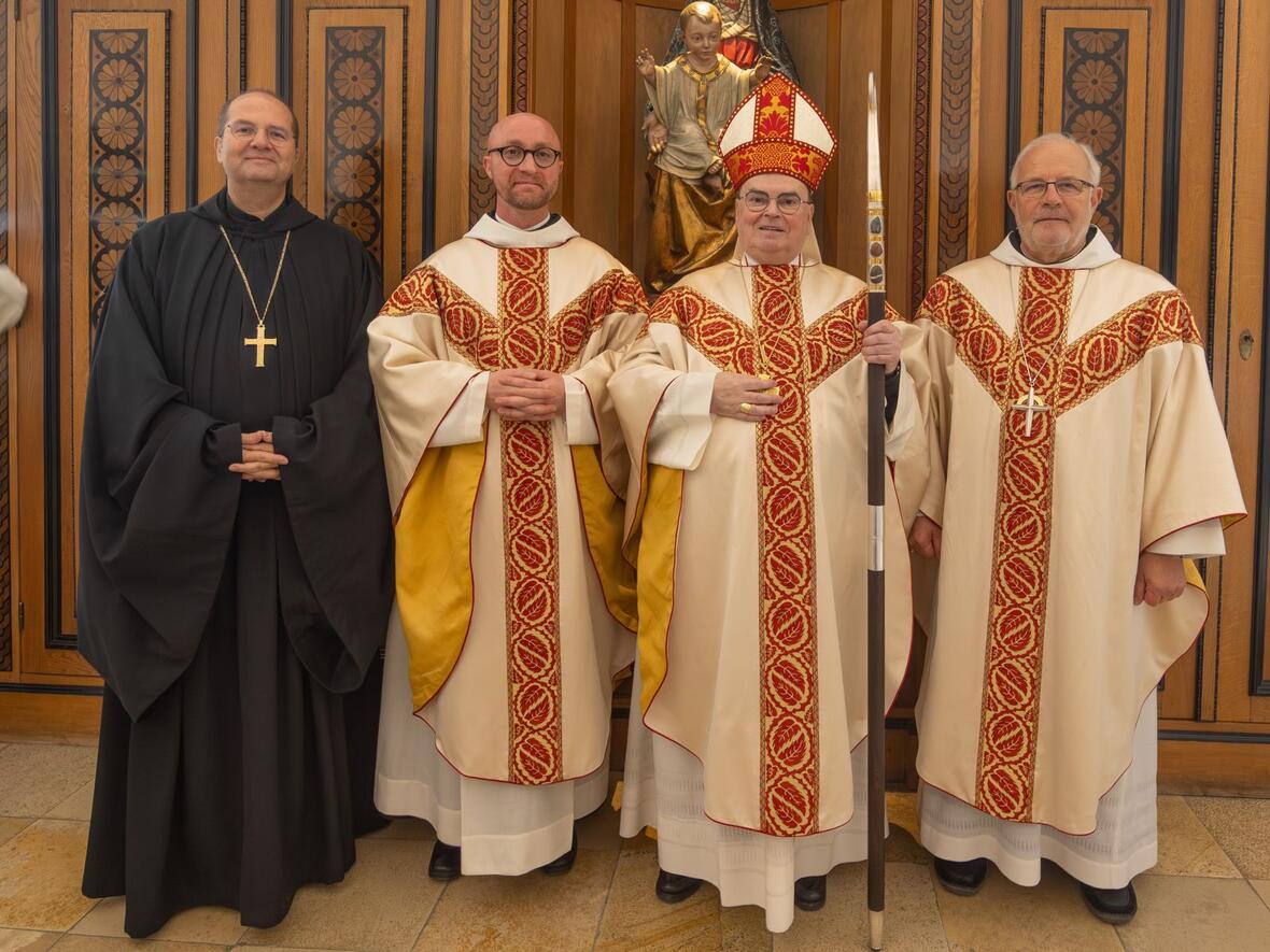 (v.l.) Abtprimas P. Jeremias Schröder, P. Immanuel Lupardi, Bischof Dr. Bertram Meier und Erzabt P. Wolfgang Öxler.