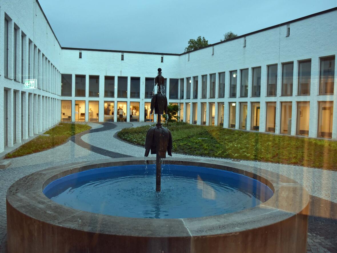Ein Abendspaziergang der besonderen Art im Exerzitienhaus Leitershofen. (Foto: Nicolas Schnall / pba)