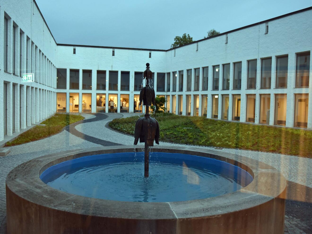 Ein Abendspaziergang der besonderen Art im Exerzitienhaus Leitershofen. (Foto: Nicolas Schnall / pba)