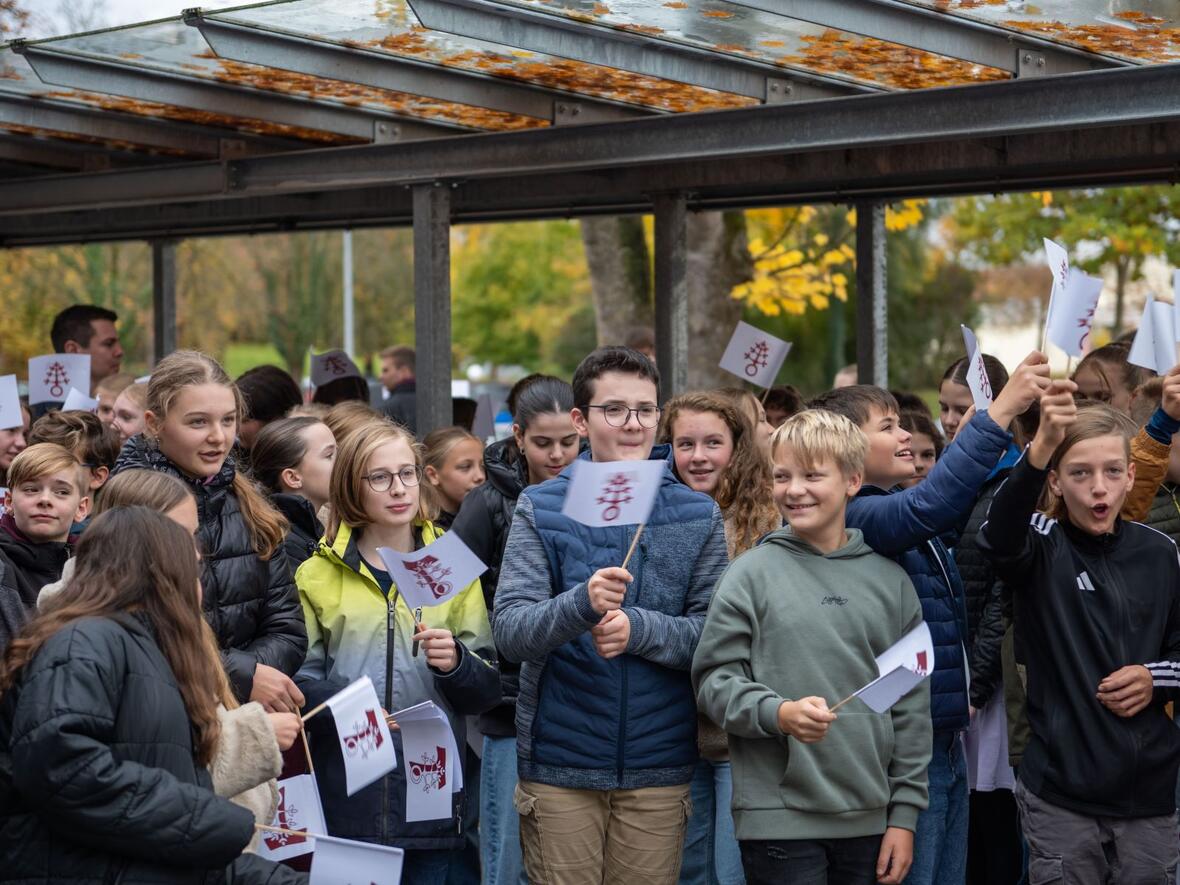 Feierlaune in Ursberg bei der Einweihung des neuen Schulpavillons (Fotos: Julian Schmidt / pba)