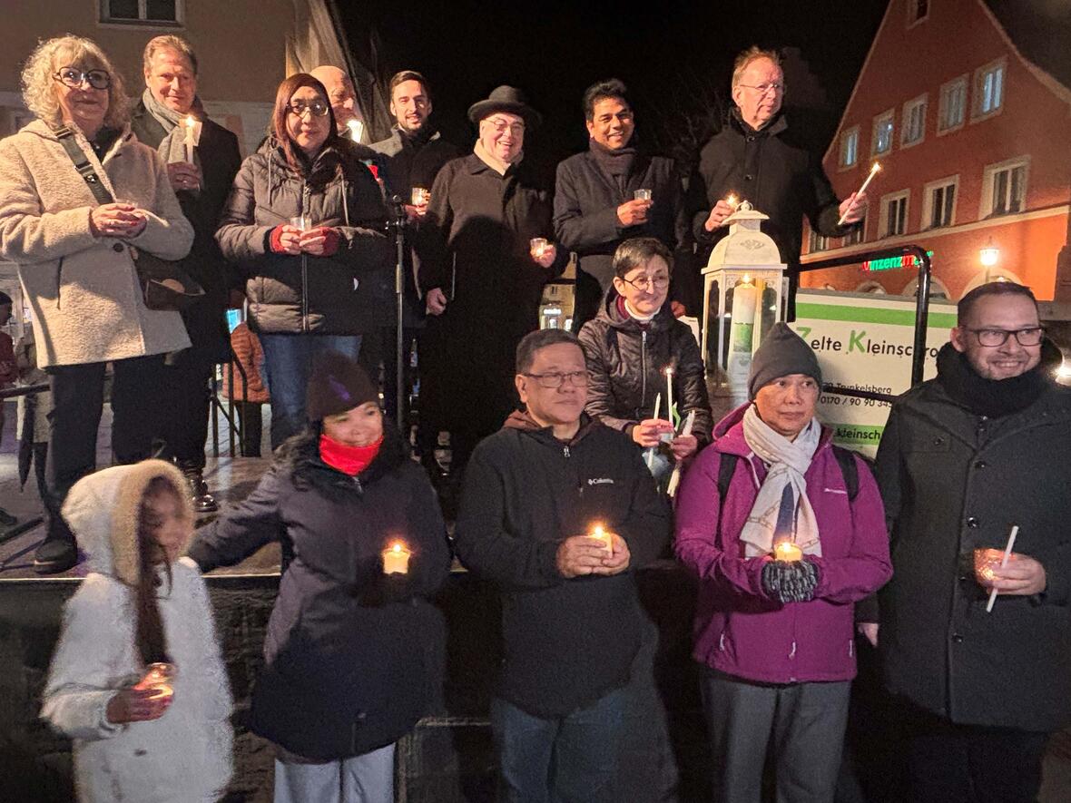Ein Licht der Hoffnung entzündeten die Teilnehmer und Teilnehmerinnen der Versammlung am Freiheitsbrunnen in Memmingen (Foto: Ulrich Bobinger/pba).