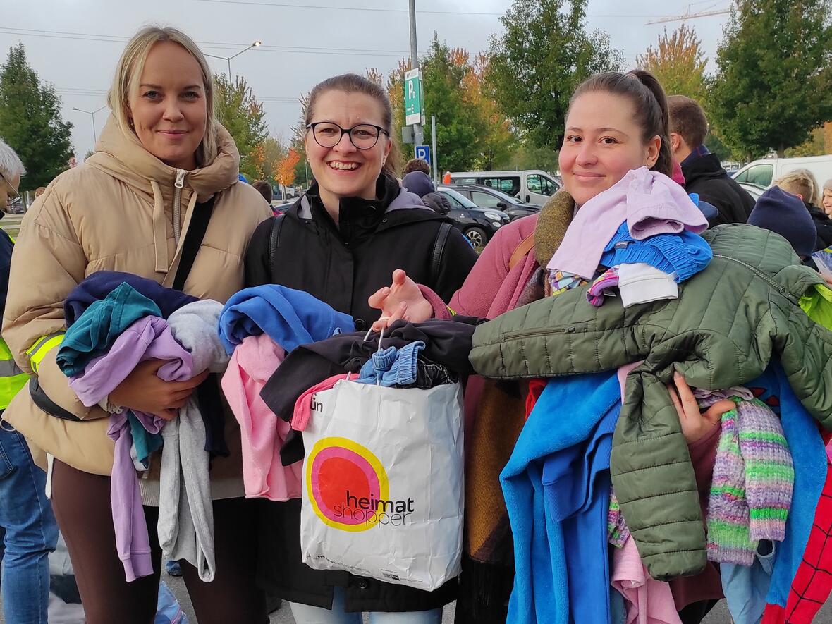 Die Lehrerinnen Julia Göbel, Nicole Süpple und Marie Kaufmann (von links) von der Bischof-Ulrich-Grundschule mit Kleiderspenden der Schülerschaft. (Foto: Karin Stippler, aktion hoffnung)