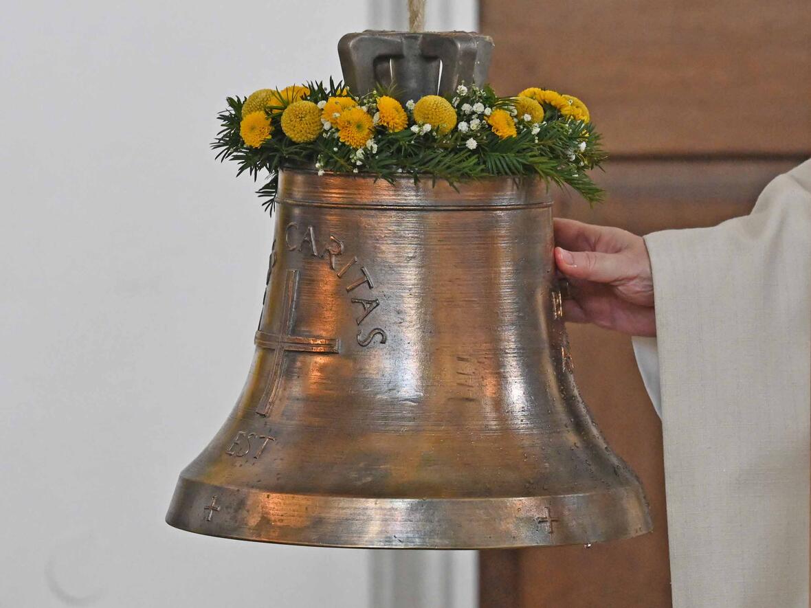 Die neuen Glocken für die Leonhardskapelle wurden mit Chrisam gesalbt. (Fotos: Leander Stork / pba)
