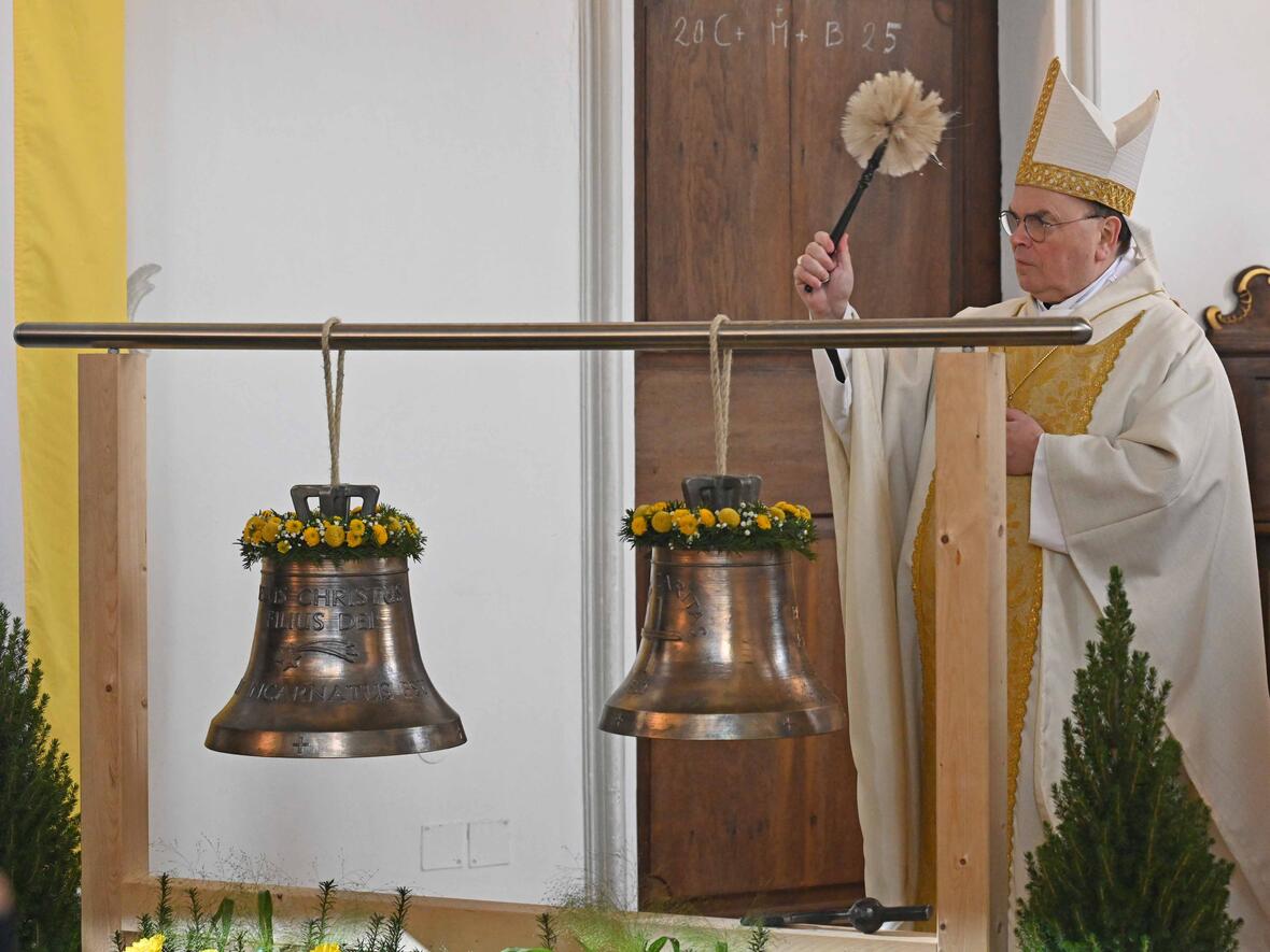 Mit Weihwasser besprengte der Bischof die beiden Glocken.