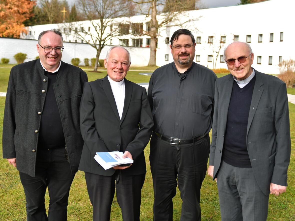 Nach Neuwahlen und Vortrag über Künstliche Intelligenz bei der diesjährigen Mitgliederversammlung des Augsburger Priester- und Diakonenvereins (von links): Pfarrer Dr. Markus Schrom (erster Vorsitzender), Weihbischof Dr. Dr. Anton Losinger, Pfarrer Max Bauer (zweiter Vorsitzender) und das langjährige Vorstandsmitglied Msgr. Franz Götz. (Foto: Nicolas Schnall / pba)