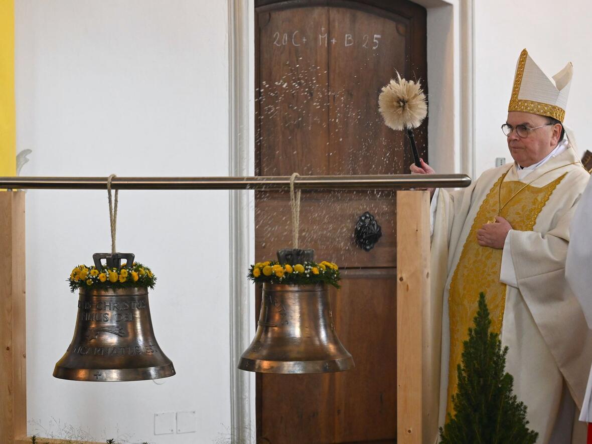Der Bischof segnete die beiden Glocken mit Weihwasser.
