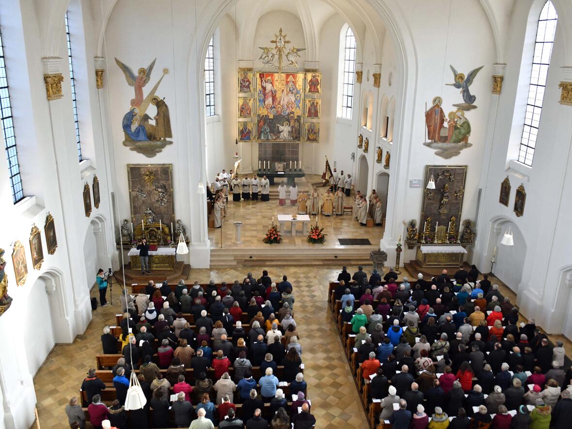 Fast 500 Teilnehmerinnen und Teilnehmer kamen heuer zum 75. Diözesanmesnertag nach Mindelheim und füllten die Kirchenbänke von St. Stephan. (Fotos: Nicolas Schnall / pba)