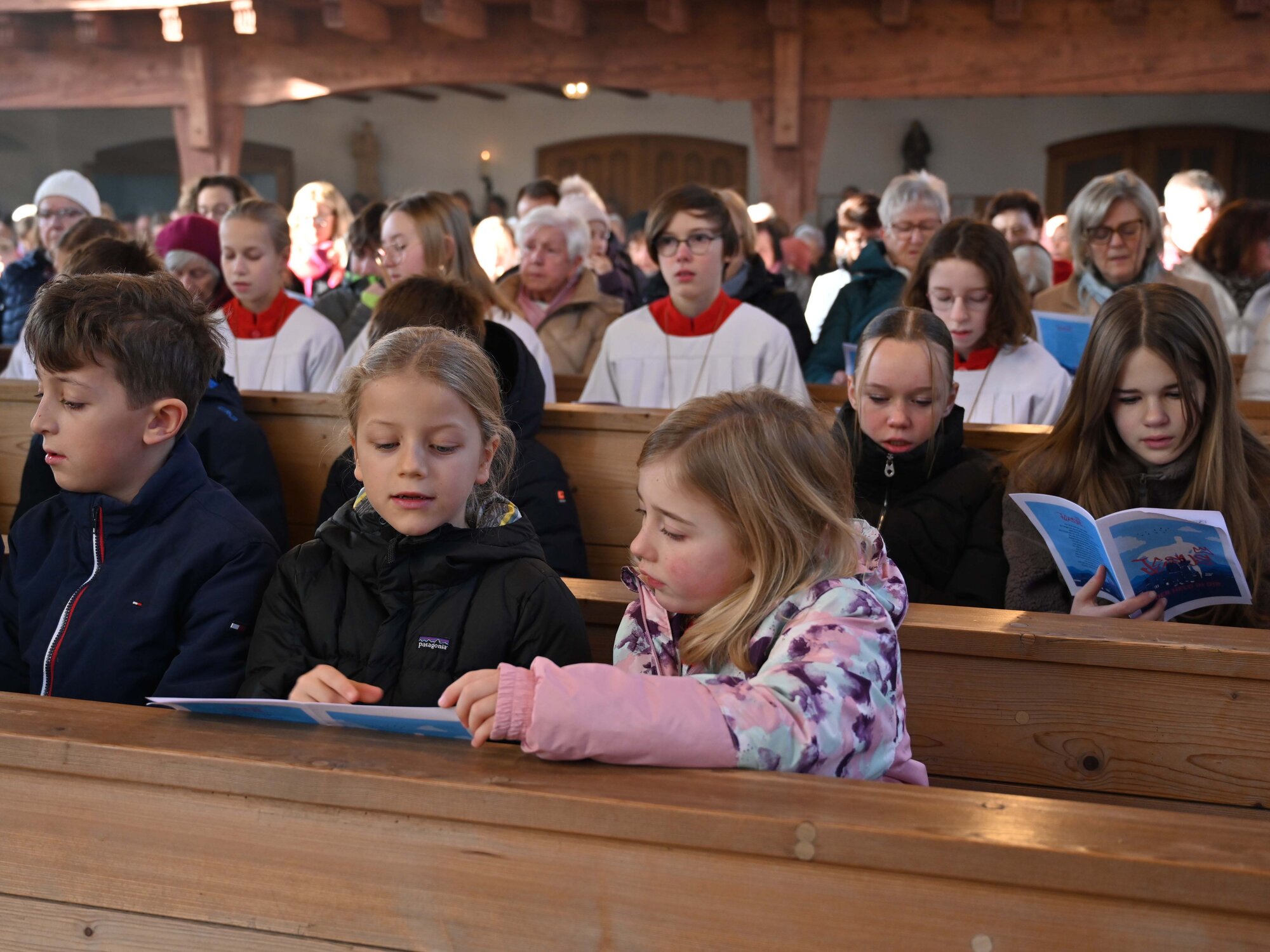 Den Gottesdienst feierten und gestalteten zahlreiche Kinder, Jugendliche und junge Erwachsene der PG Baindlkirch mit. (Foto: Maria Rösch / pba)