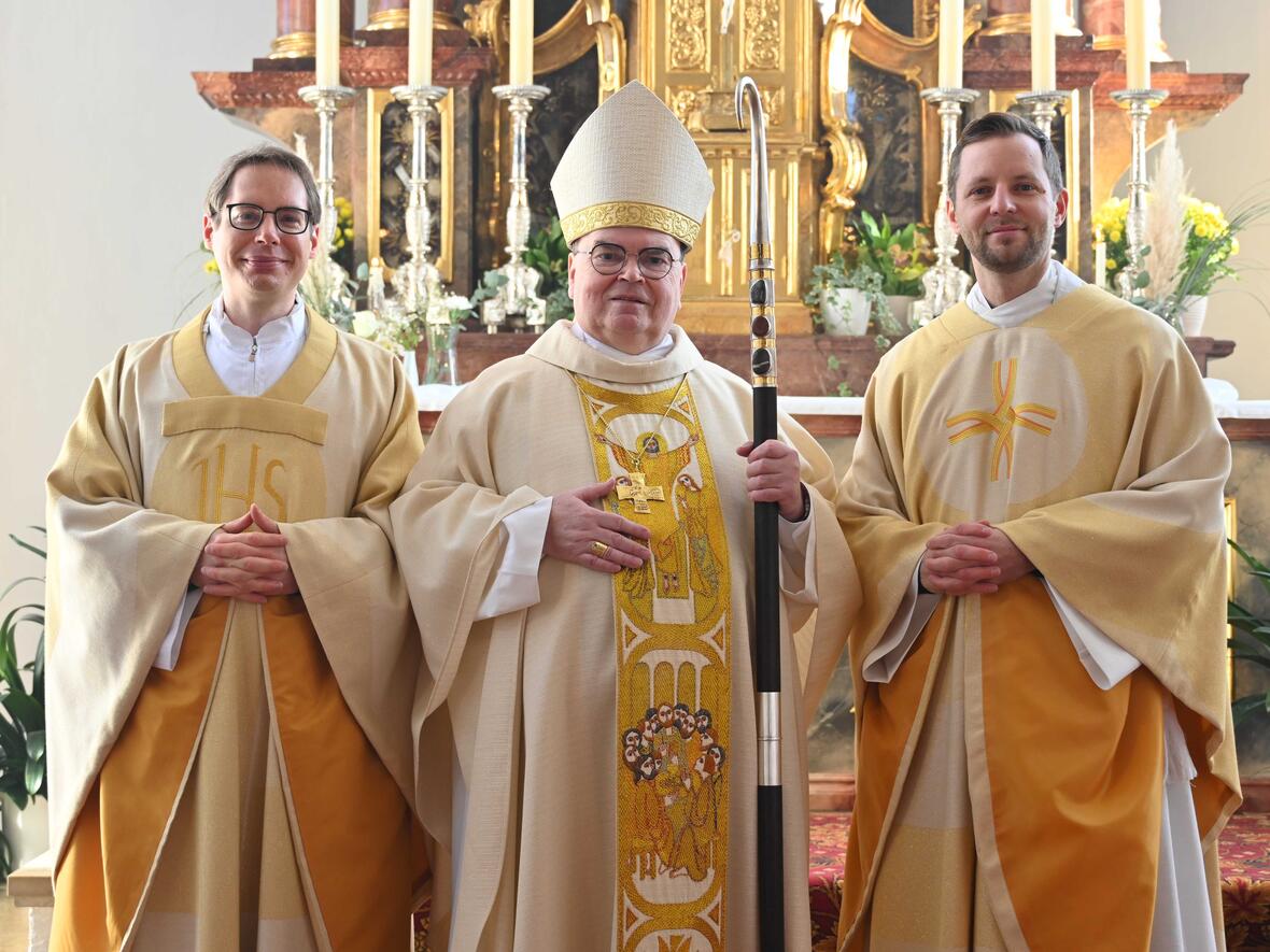 Stabwechsel im Bischöflichen Jugendamt: Der neue Leiter und Diözesanjugendpfarrer, Benedikt Huber (rechts), wurde von Bischof Bertram willkommen geheißen, sein Vorgänger, Pfarrer Tobias Wolf (links), aus dem Amt verabschiedet. (Fotos: Maria Rösch / pba)