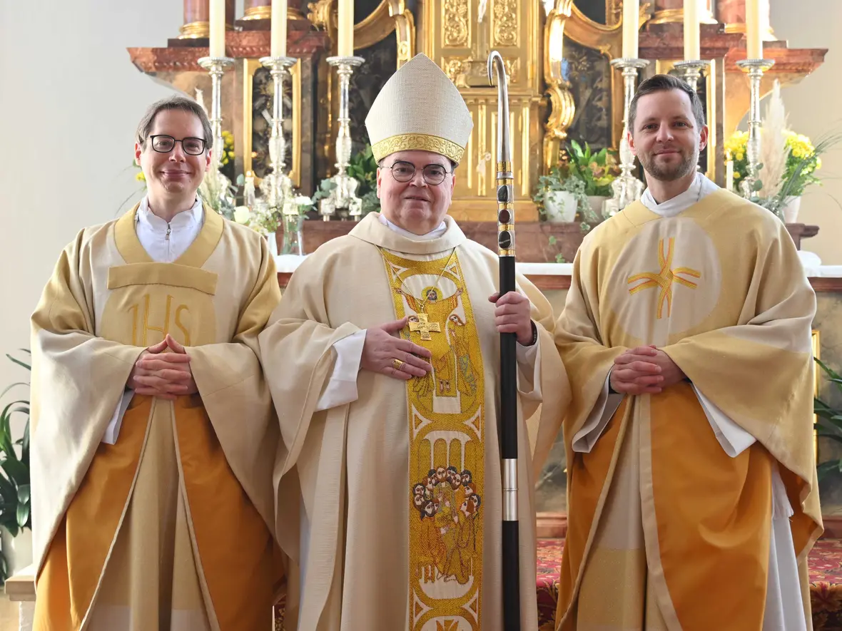 Stabwechsel im Bischöflichen Jugendamt: Der neue Leiter und Diözesanjugendpfarrer, Benedikt Huber (rechts), wurde von Bischof Bertram willkommen geheißen, sein Vorgänger, Pfarrer Tobias Wolf (links), aus dem Amt verabschiedet. (Fotos: Maria Rösch / pba)