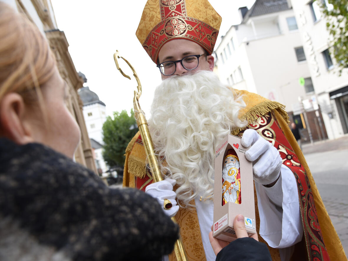 Der heilige Nikolaus bereitet mit einem Schoko-Nikolaus eine kleine Freude. (Foto: Bonifatiuswerk / Theresa Meier)
