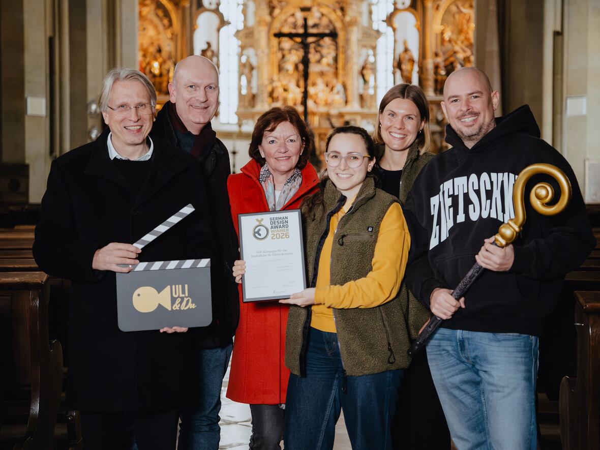 (v.l.): Thomas Groll, Christoph Goldt, Anna-Maria Moll, Sabrina Marek, Anne Lemmink und Hannes Zwetschke freuen sich über den German Design Award. (Foto: Agentur Zwetschke)