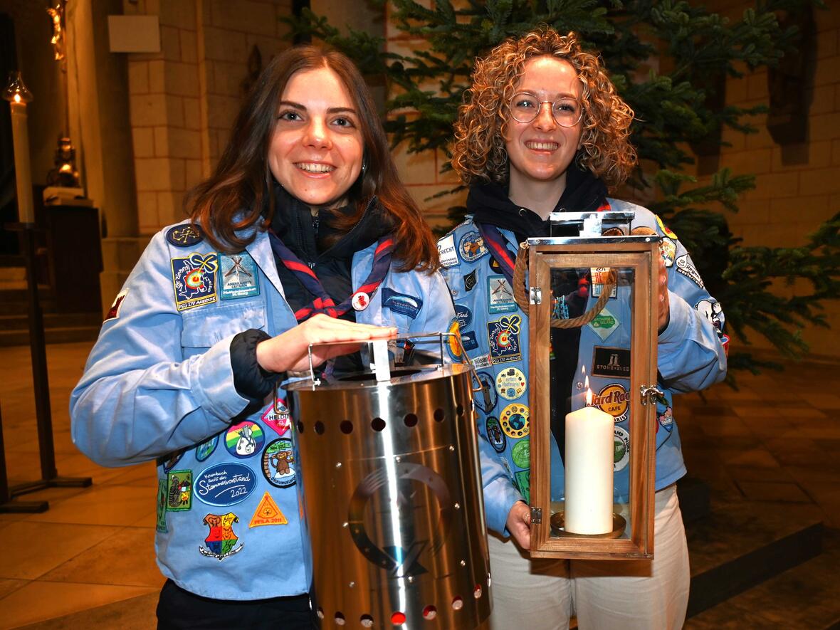 Das Friedenslicht aus Bethlehem wurde heuer von Pfadfinderinnen aus Krumbach von Linz nach Augsburg gebracht. (Fotos: PSG)