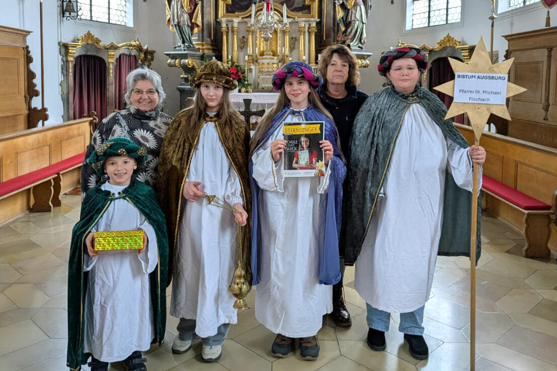 Von der Pfarrkirche St. Michael in Fischach nach Berlin: Den Sternsingern (von links) Samuel, Sophie, Valentina und Amelie gemeinsam mit ihren Begleiterinnen Marion Mörderisch und Claudia Andraschko steht die Vorfreude ins Gesicht geschrieben. Sie dürfen Anfang Januar den Segen ins Bundeskanzleramt bringen. (Foto: Peter Eberle / Bettina Joanni)