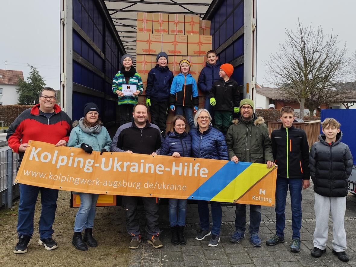 Mitglieder der Kolpingsfamilie Biberbach beim Verladen in Gersthofen. (Foto: Johann Geisenfelder)