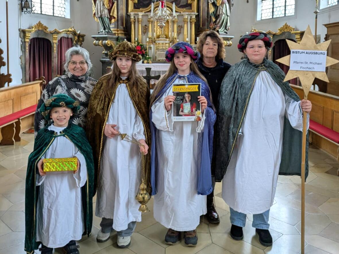 Von der Pfarrkirche St. Michael in Fischach nach Berlin: Den Sternsingern (von links) Samuel, Sophie, Valentina und Amelie gemeinsam mit ihren Begleiterinnen Marion Mörderisch und Claudia Andraschko steht die Vorfreude ins Gesicht geschrieben. Sie dürfen Anfang Januar den Segen ins Bundeskanzleramt bringen. (Foto: Peter Eberle / Bettina Joanni)