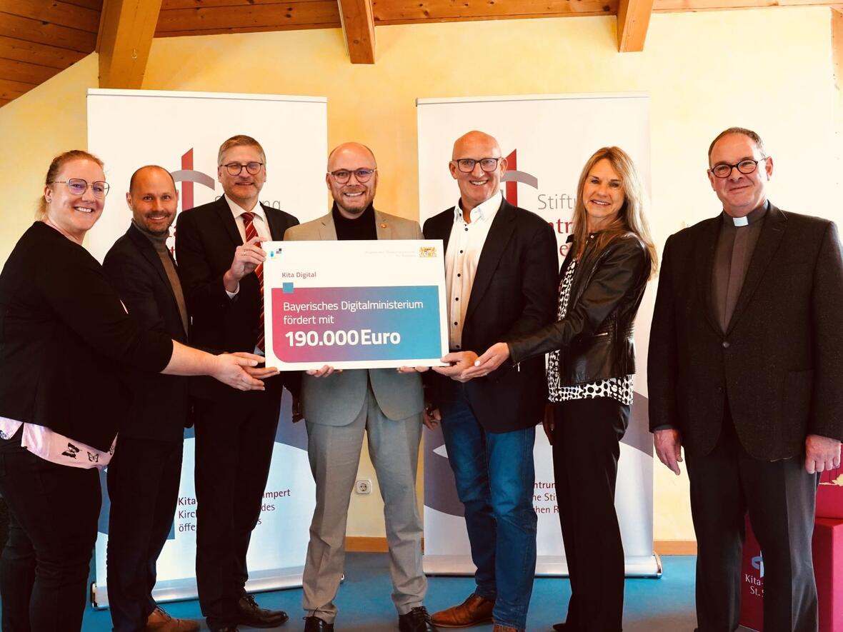 Mit "Kita digital" fit für die Zukunft (v.l.): Laura Oppitz (Kindergartens St. Nikolaus in Kutzenhausen), Andreas Weißenbrunner (Bürgermeister von Kutzenhausen), Günter Groll (Vorsitzender Kita-Zentrum St. Simpert), Staatsminister Dr. Fabian Mehring, Anton Rittel MdL, Manuela Beier (Referentin Kita-Zentrum), Pfarrer Ralf Putz (leitender Pfarrer der PG Dietkirch) (Foto: Bayerisches Staatsministerium für Digitales)