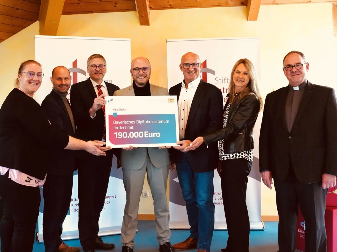 Mit "Kita digital" fit für die Zukunft (v.l.): Laura Oppitz (Kindergartens St. Nikolaus in Kutzenhausen), Andreas Weißenbrunner (Bürgermeister von Kutzenhausen), Günter Groll (Vorsitzender Kita-Zentrum St. Simpert), Staatsminister Dr. Fabian Mehring, Anton Rittel MdL, Manuela Beier (Referentin Kita-Zentrum), Pfarrer Ralf Putz (leitender Pfarrer der PG Dietkirch) (Foto: Bayerisches Staatsministerium für Digitales)