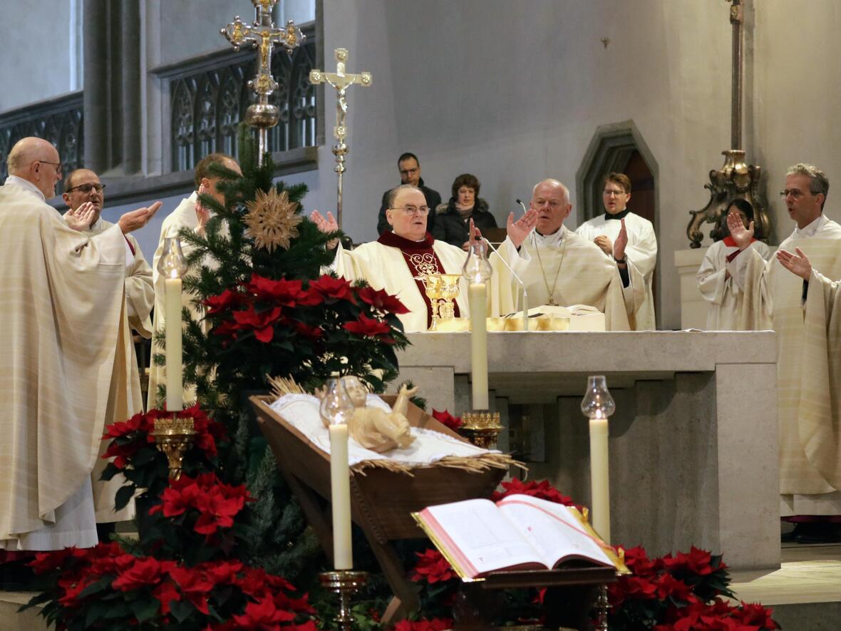 Bischof Dr. Bertram Meier feierte in großer Gemeinschaft das Christfest im Augsburger Dom. (Fotos: Annette Zoepf / pba)